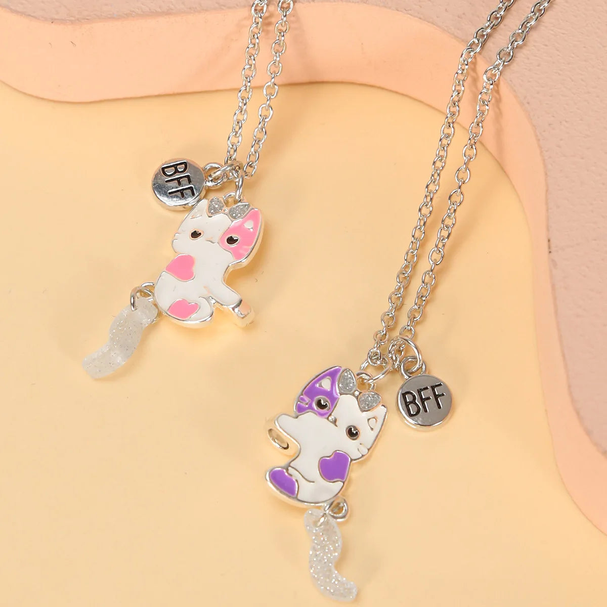 Vista completa del set de 2 collares de gatitos BFF rosa y morado separados