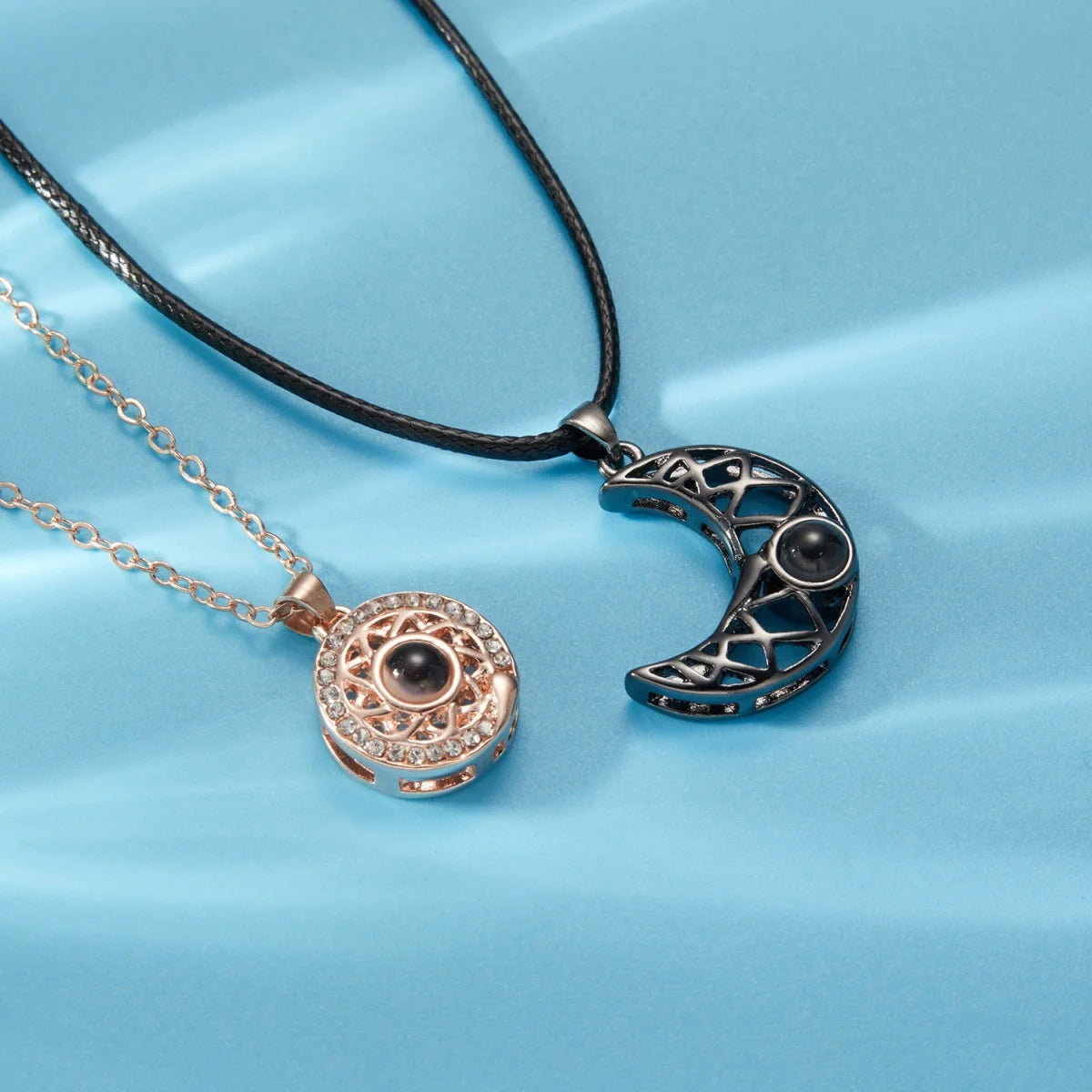 Collares de Sol y Luna “Te Amo” en 100 Idiomas para Pareja o Persona Especial