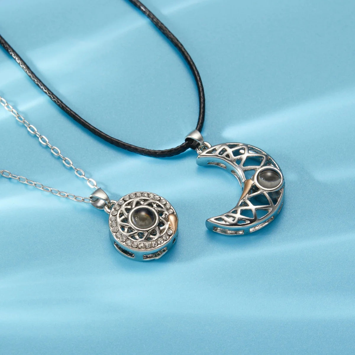 Collares de Sol y Luna “Te Amo” en 100 Idiomas para Pareja o Persona Especial