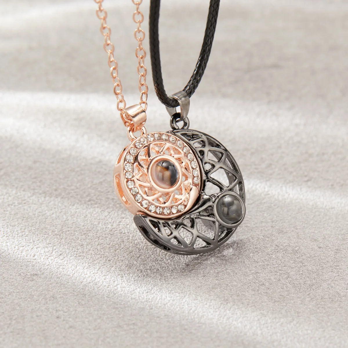 Collares de Sol y Luna “Te Amo” en 100 Idiomas para Pareja o Persona Especial