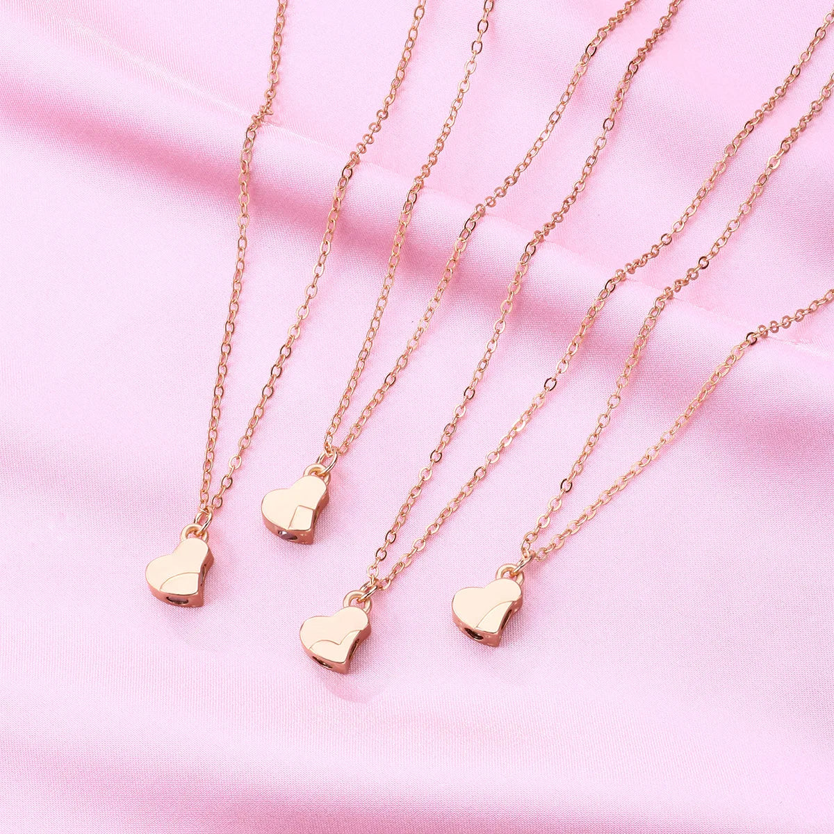 Set de 4 collares de trebol de cuatro hojas magnetico en dorado para 4 amigas, cada pieza forma el trebol Best Friends