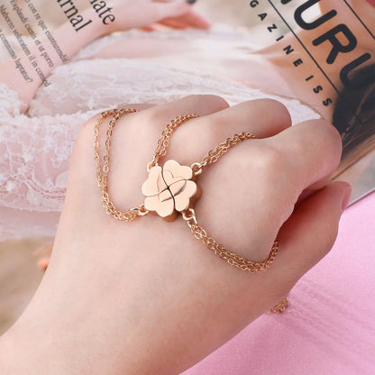 Collar de trebol de cuatro hojas magnetico para 4 amigas sostenido en la mano, dije Best Friends que une las 4 piezas