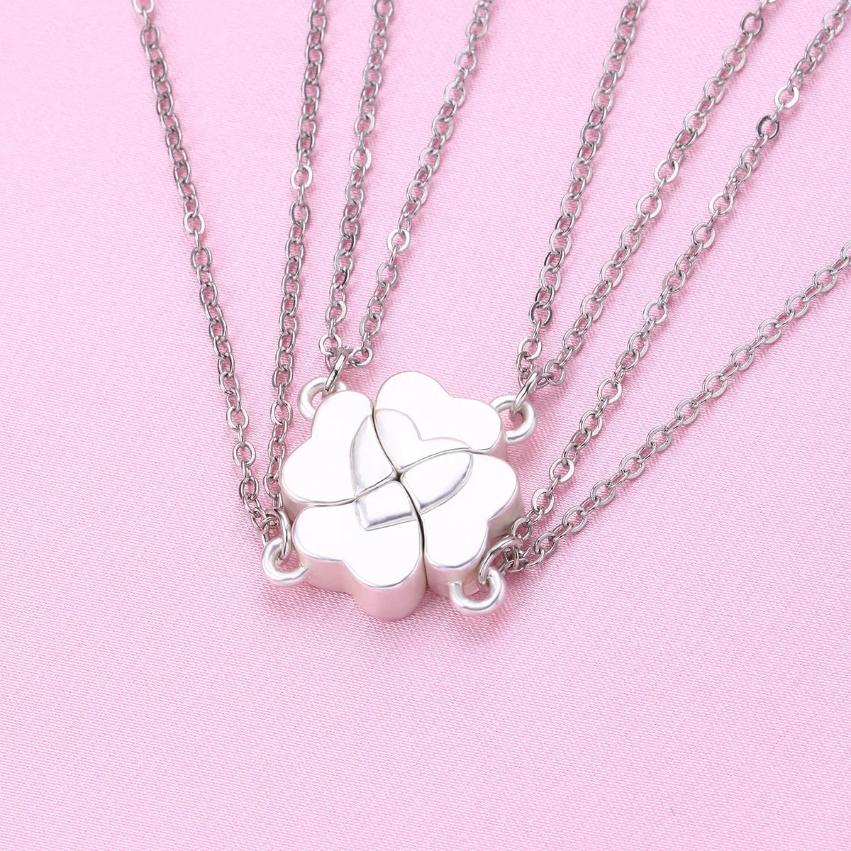 Collar de trebol de cuatro hojas magnetico plateado con las 4 piezas unidas para 4 amigas, dije Best Friends ensamblado