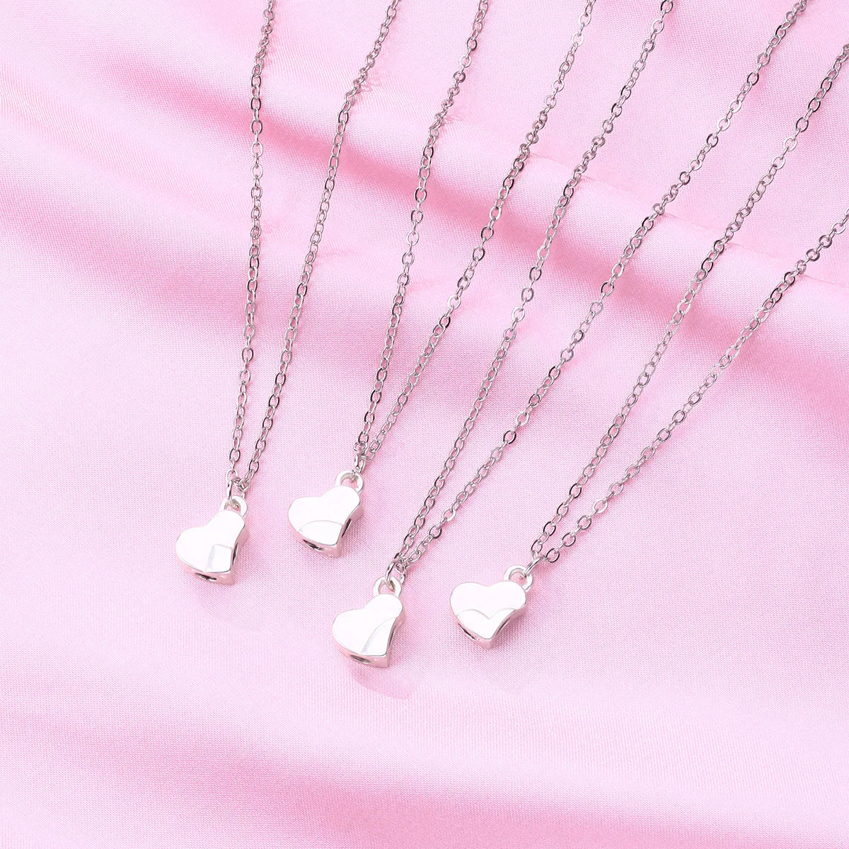 Set de 4 collares de trebol de cuatro hojas magnetico en plateado para 4 amigas, cada pieza forma el trebol Best Friends