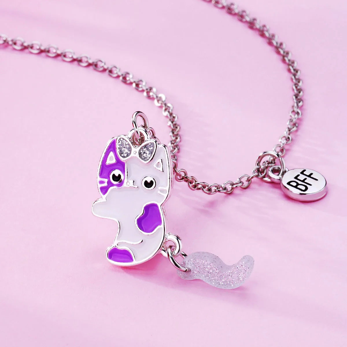 Detalle del collar de gatito morado incluido en el set magnético BFF