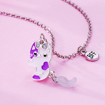 Detalle del collar de gatito morado incluido en el set magnético BFF