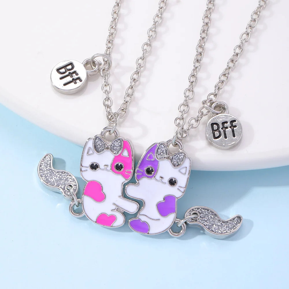 Detalle de los dijes del set de 2 collares de gatitos BFF unidos magnéticamente