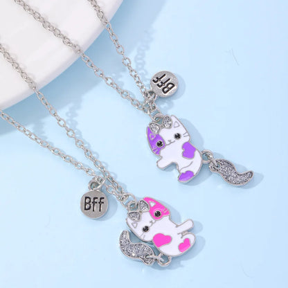 Vista superior del set de 2 collares magnéticos de gatitos BFF rosa y morado