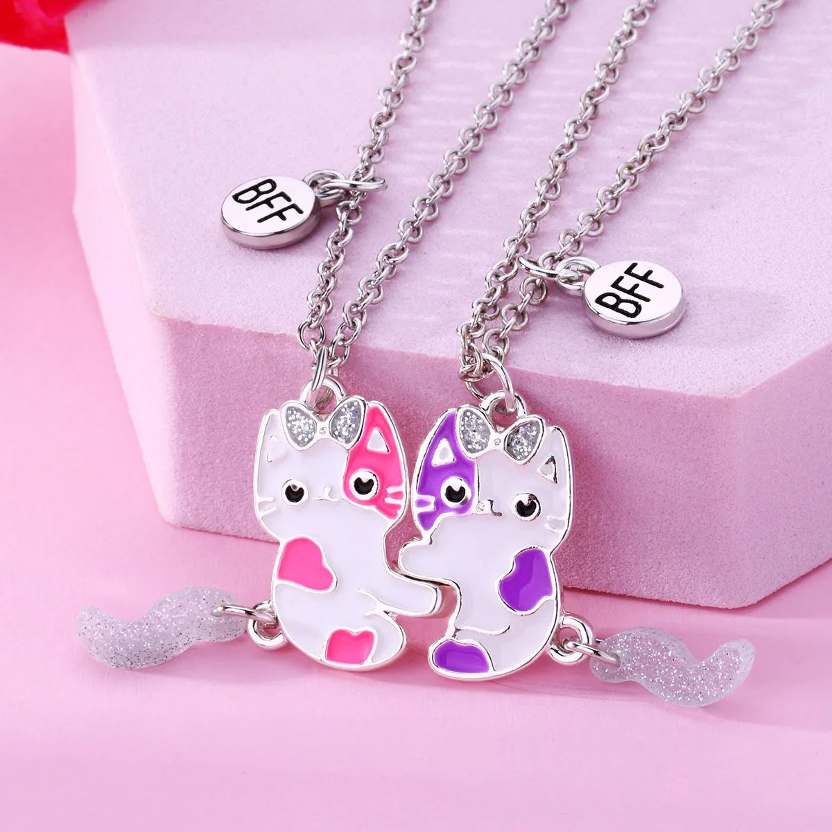 Vista frontal del set de 2 collares de gatitos BFF unidos mediante imán