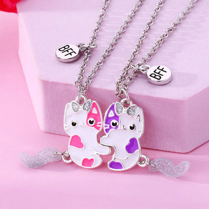 Vista frontal del set de 2 collares de gatitos BFF unidos mediante imán